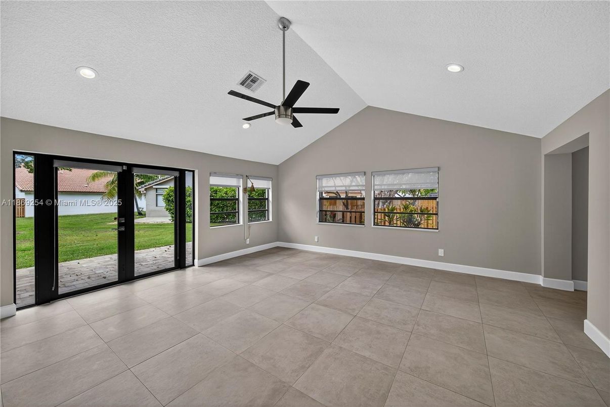 Empty room, Interior, Recessed Lighting