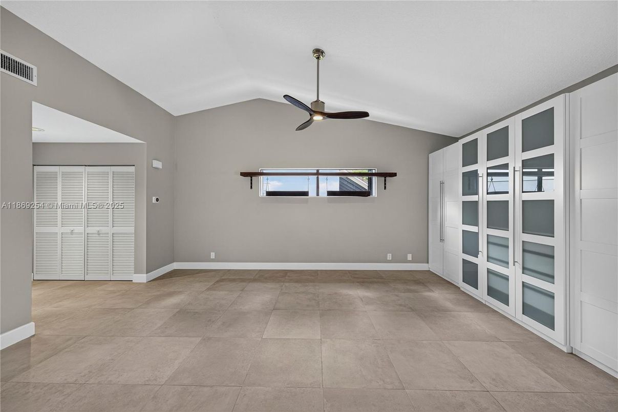Empty room, Interior