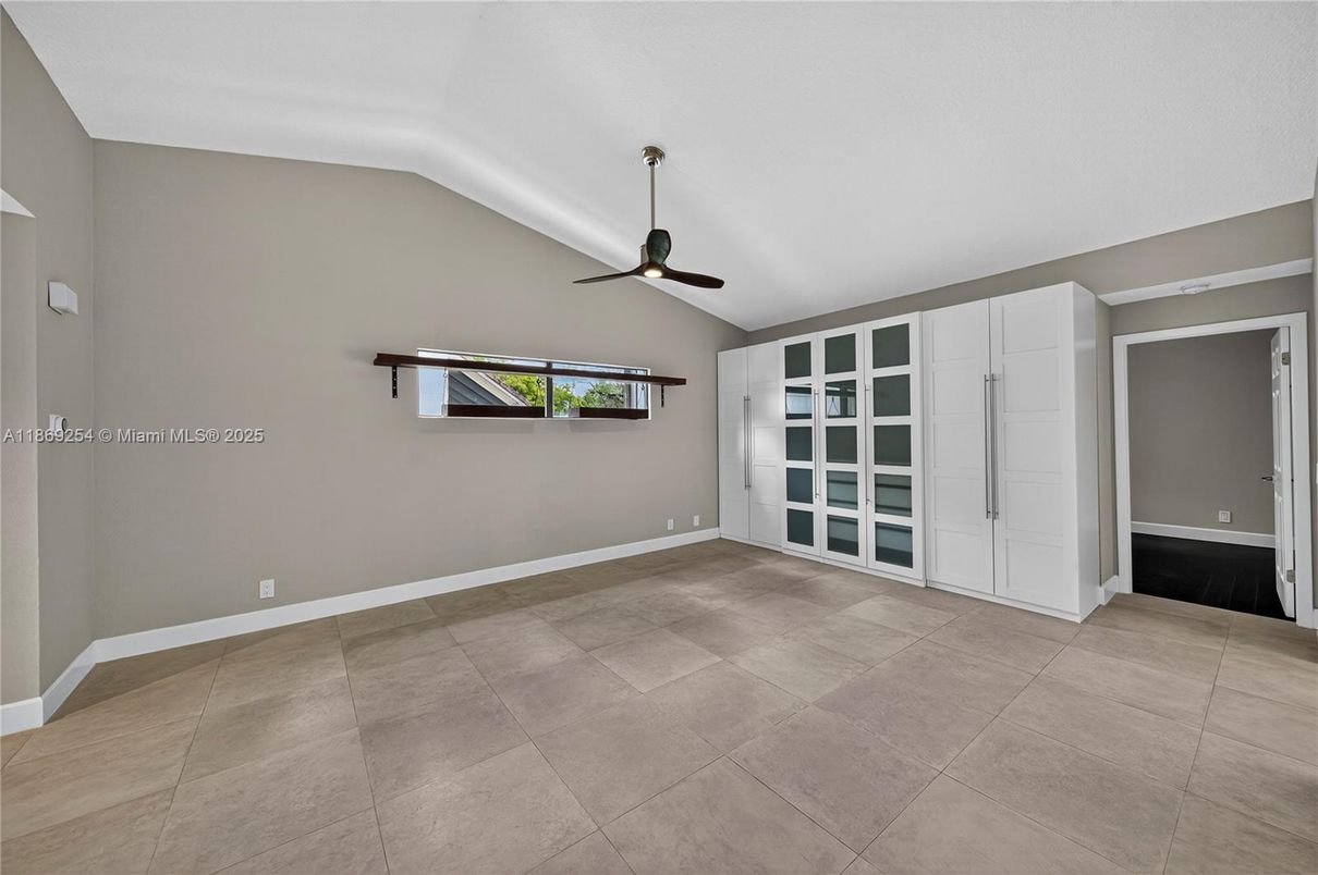 Empty room, Interior