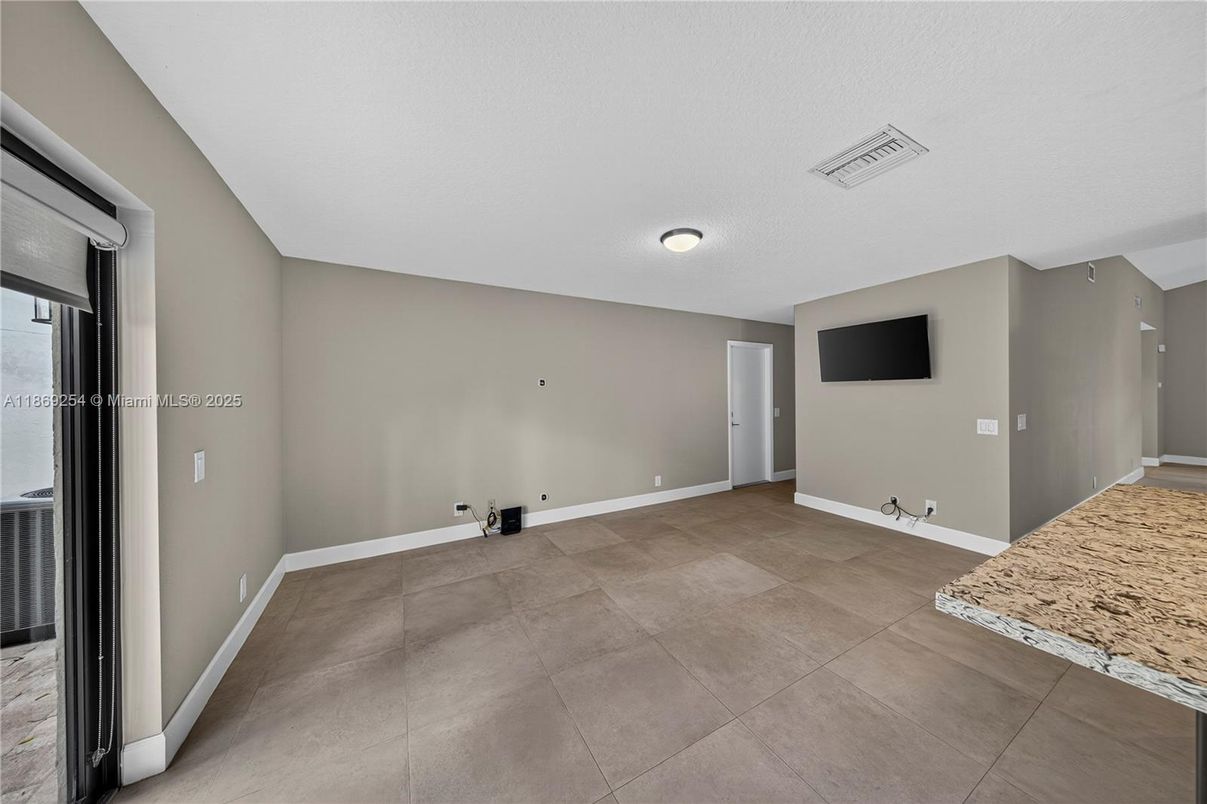 Empty room, Interior