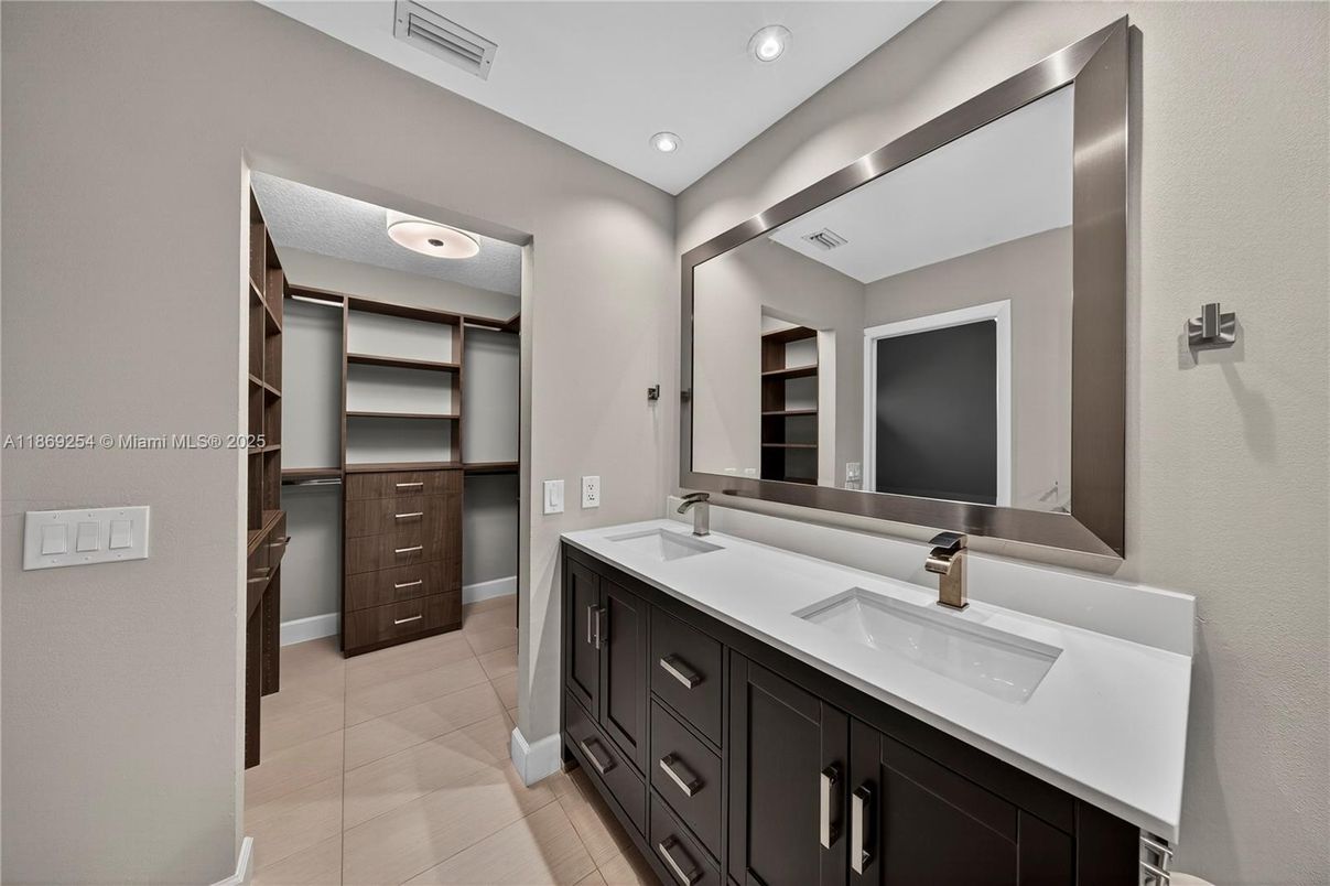 Bathroom, Dual Sink Vanities, Interior, Recessed Lighting