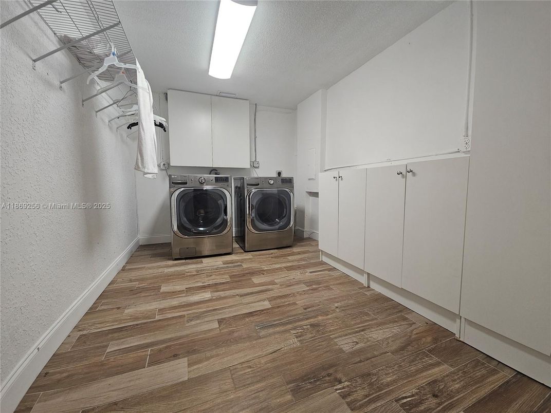 Interior, Washer, Wood Texture Flooring