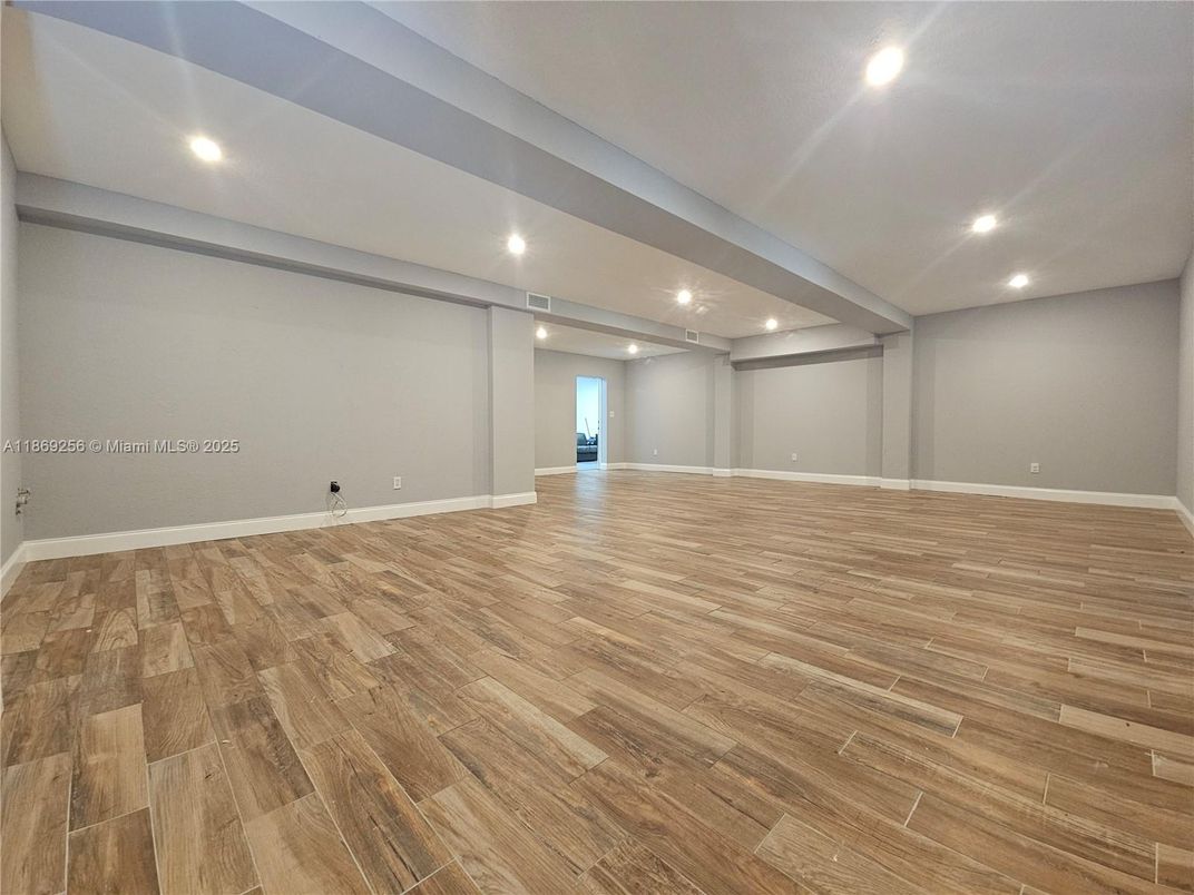 Empty room, Interior, Recessed Lighting, Wood Texture Flooring