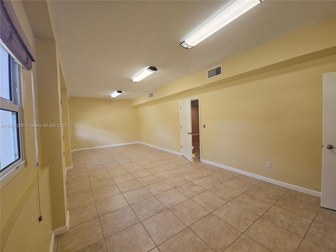 Empty room, Interior