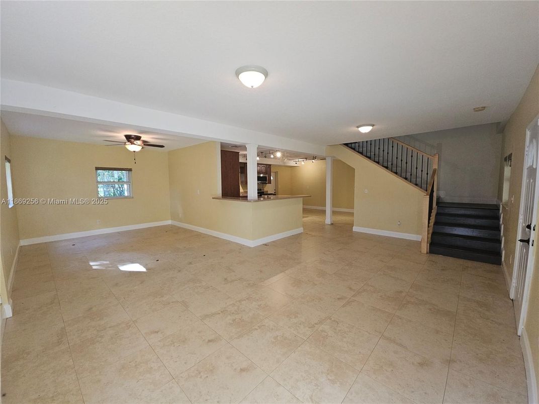 Empty room, Interior