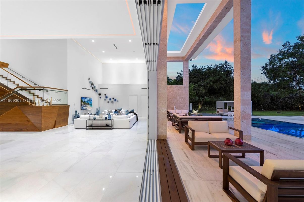 Exterior, Living room, Pool, Recessed Lighting