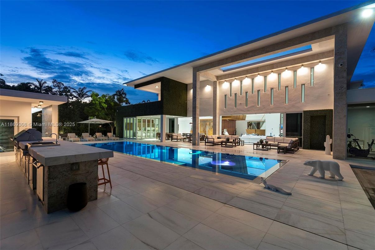 Exterior, Outdoor Kitchen, Pool