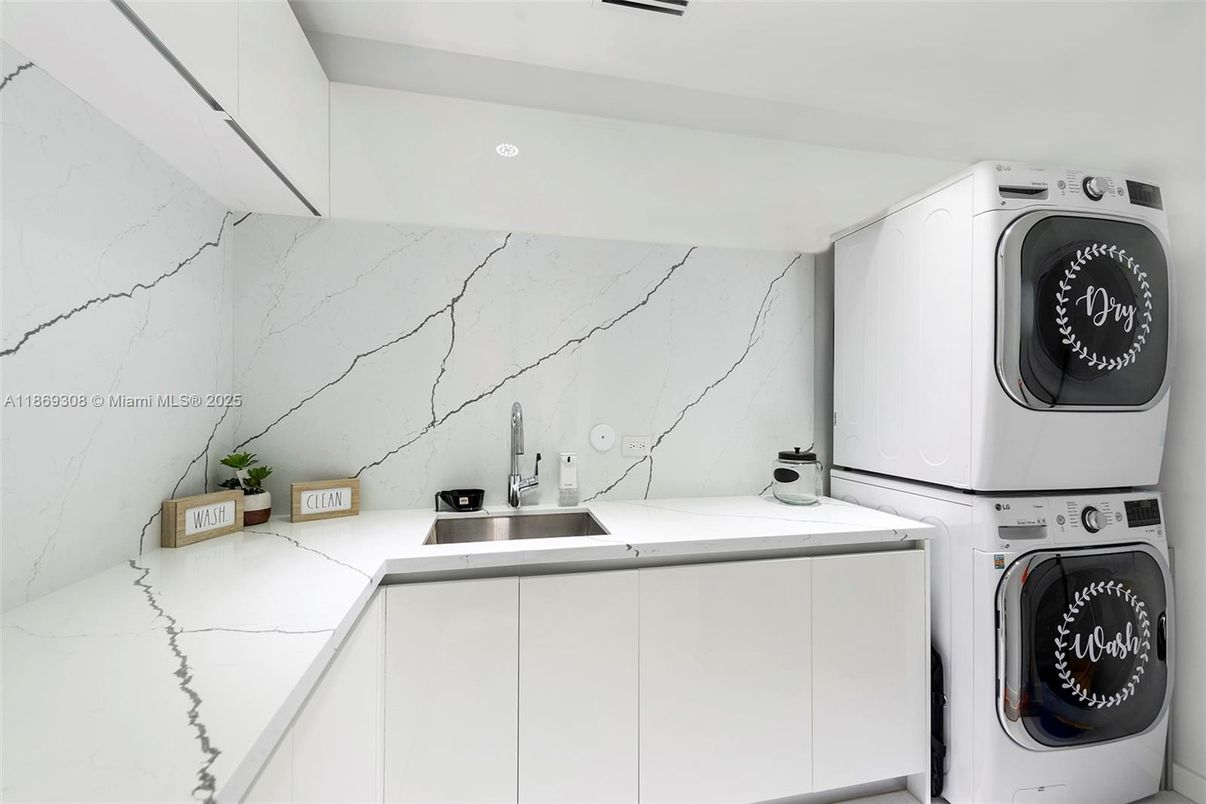 Interior, Marble Walls, Recessed Lighting, Washer