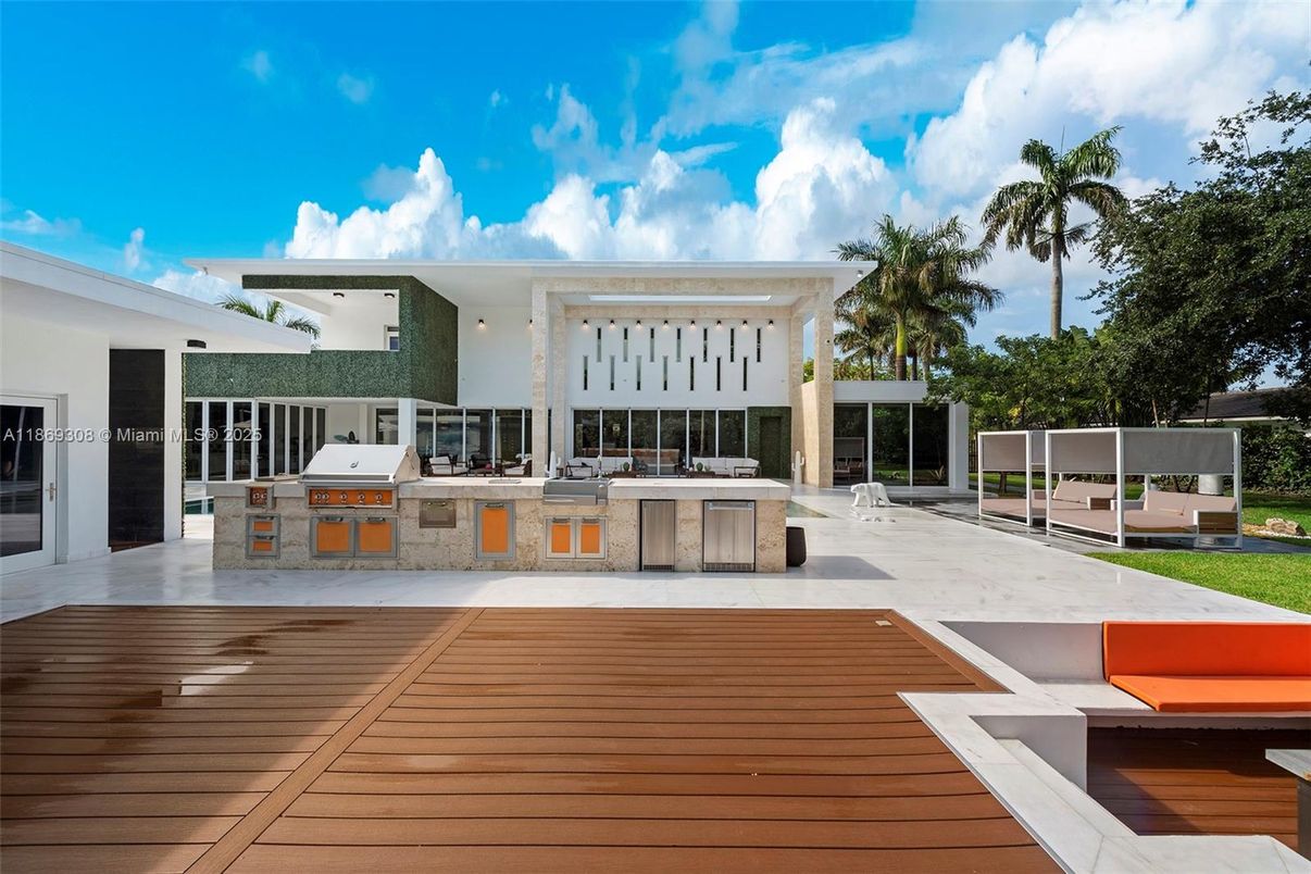 Exterior, Outdoor Kitchen