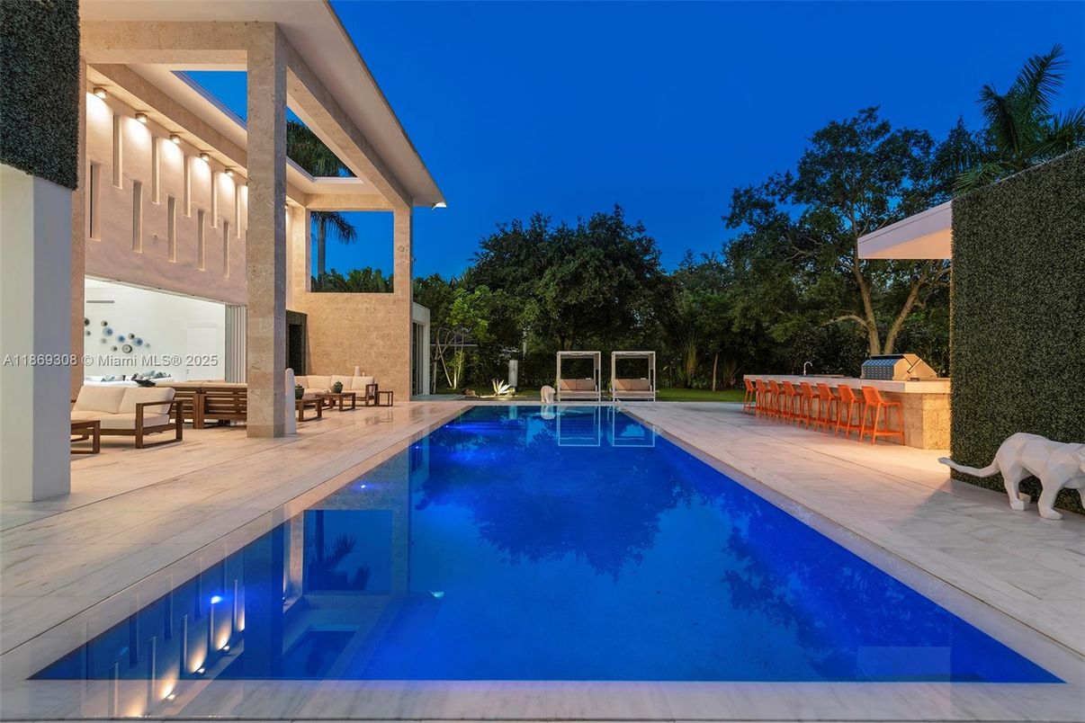Exterior, Outdoor Kitchen, Pool