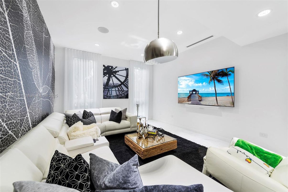 Interior, Living room, Pendant Lights, Recessed Lighting, Water