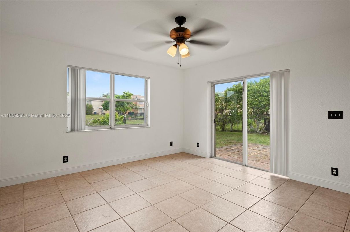 Empty room, Interior