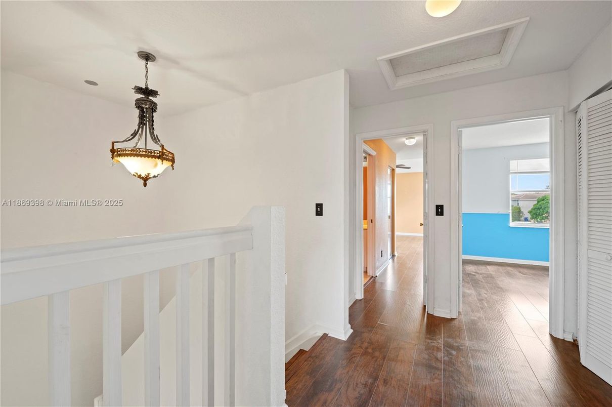 Interior, Pendant Lights, Wood Texture Flooring