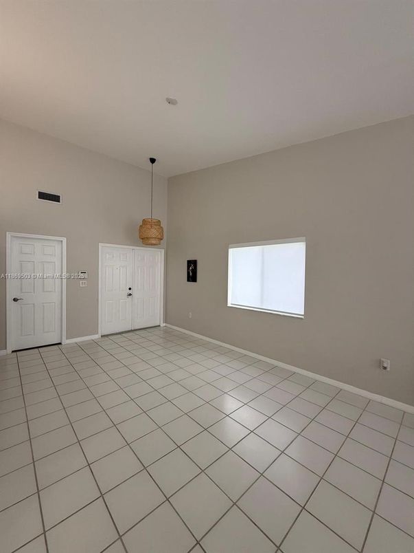 Empty room, Interior, Pendant Lights