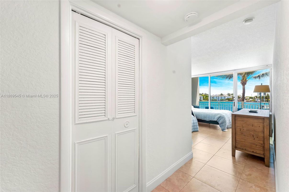 Bedroom, Interior, Recessed Lighting, Water