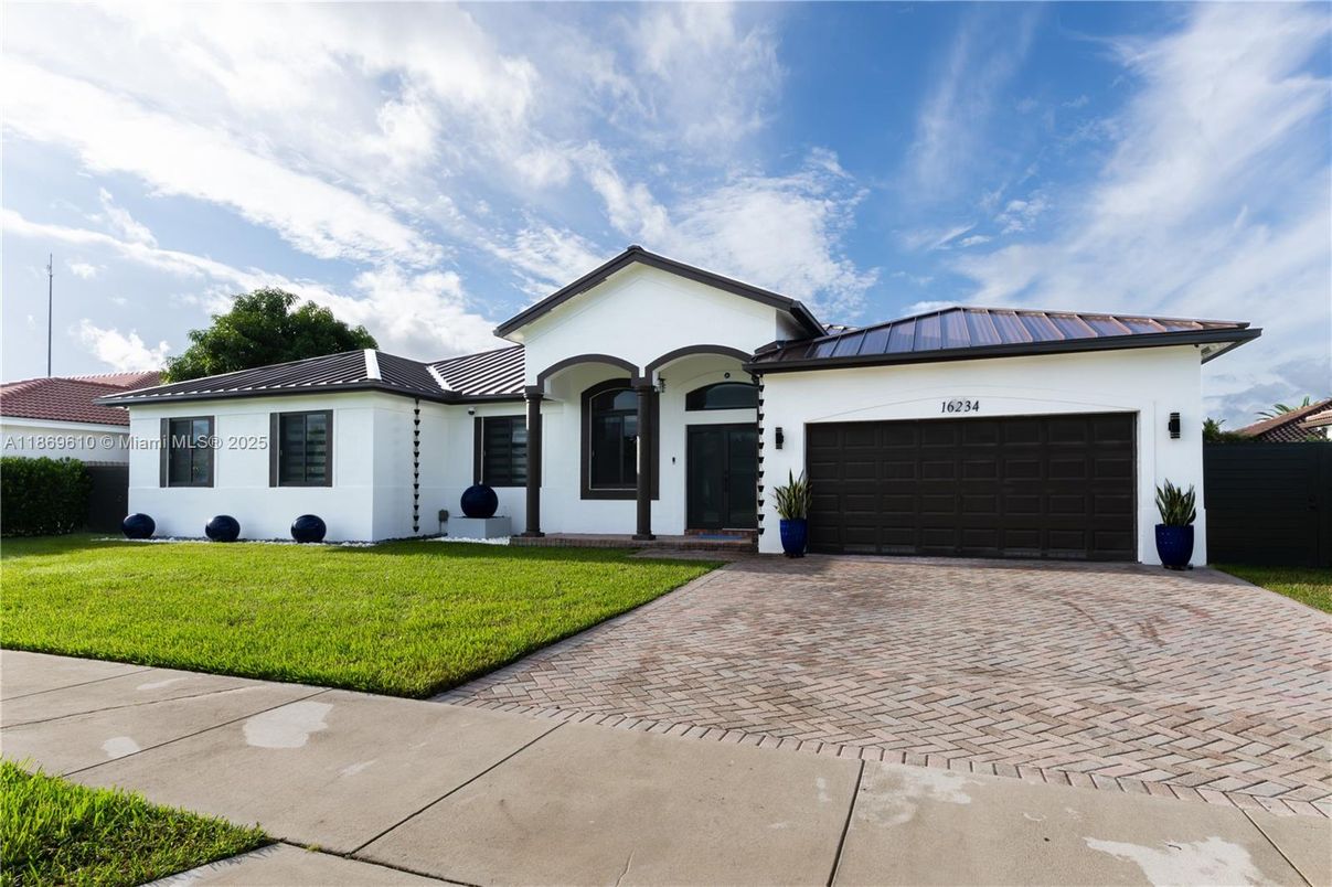 Attached, Exterior, Facade, Mediterranean