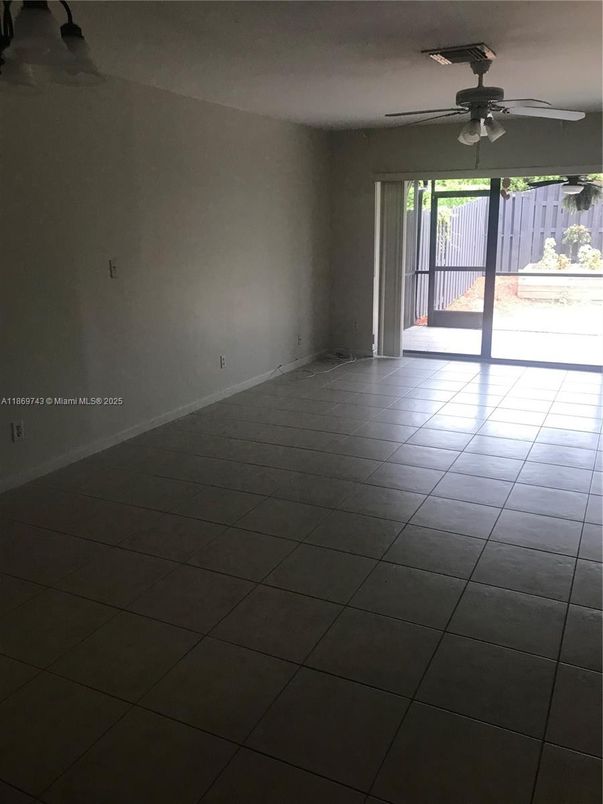 Empty room, Interior