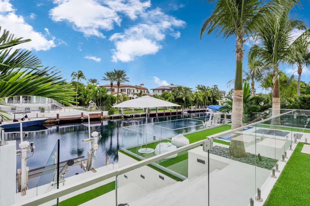 Exterior, Pool, Water