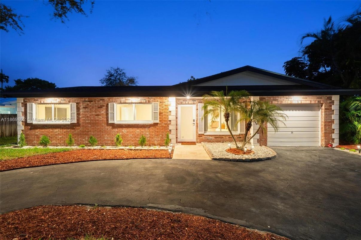 Attached, Exterior, Facade, Brick Facade, Ranch