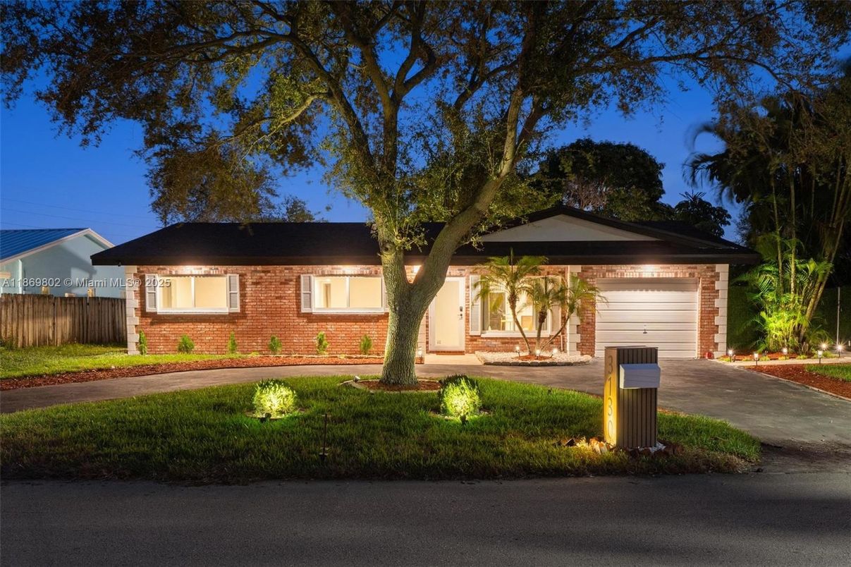 Attached, Exterior, Facade, Brick Facade, Split Level