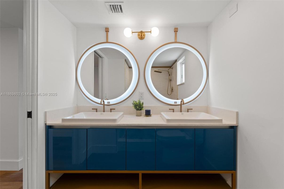 Bathroom, Dual Sink Vanities, Interior