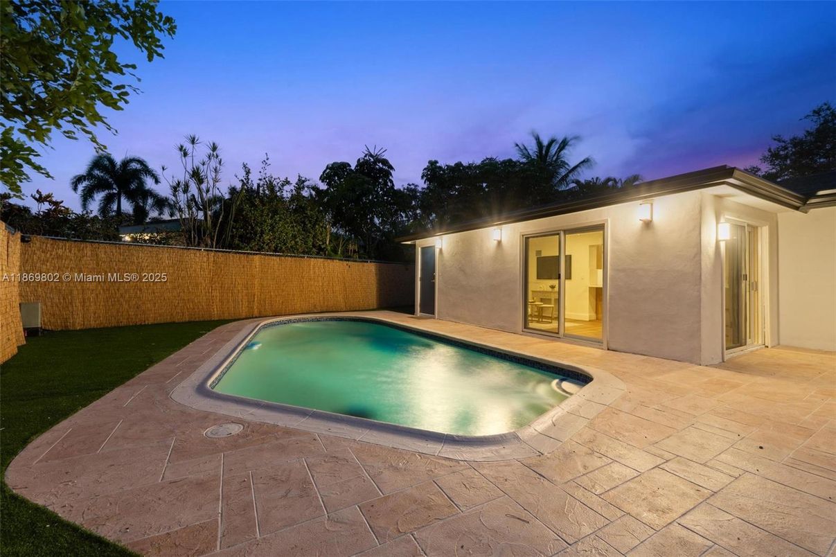 Exterior, Pool