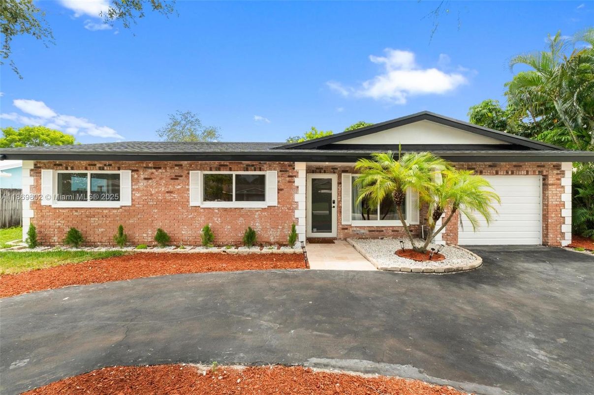 Attached, Exterior, Facade, Brick Facade, Ranch