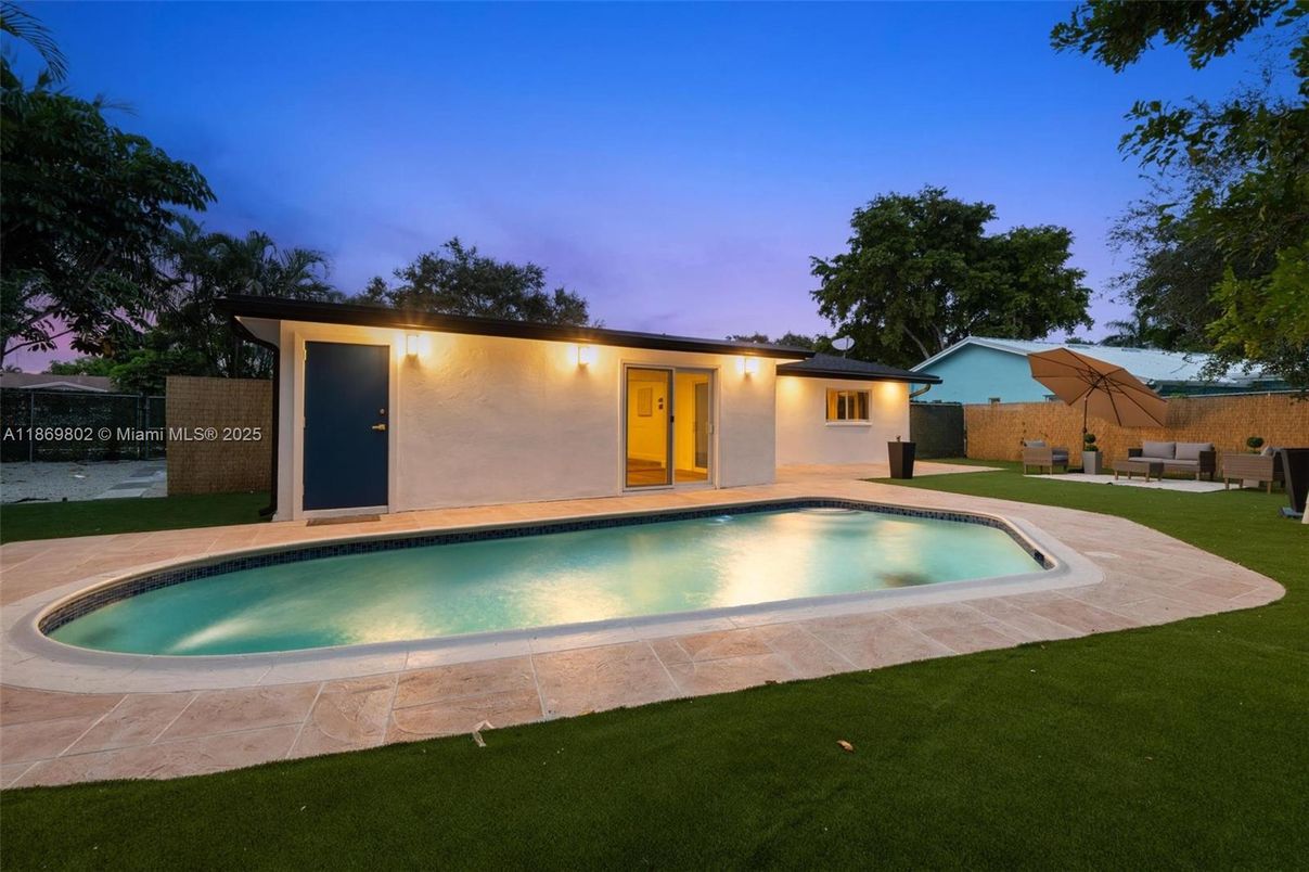 Exterior, Pool
