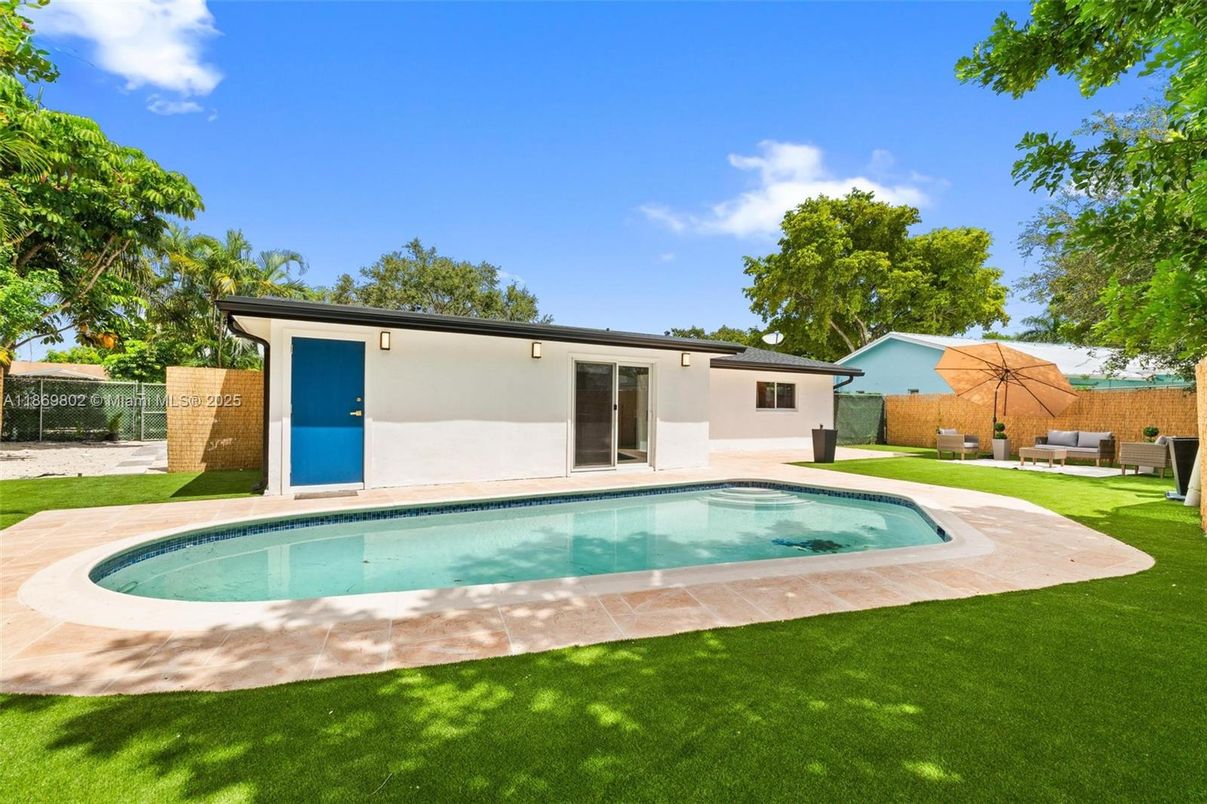 Exterior, Pool
