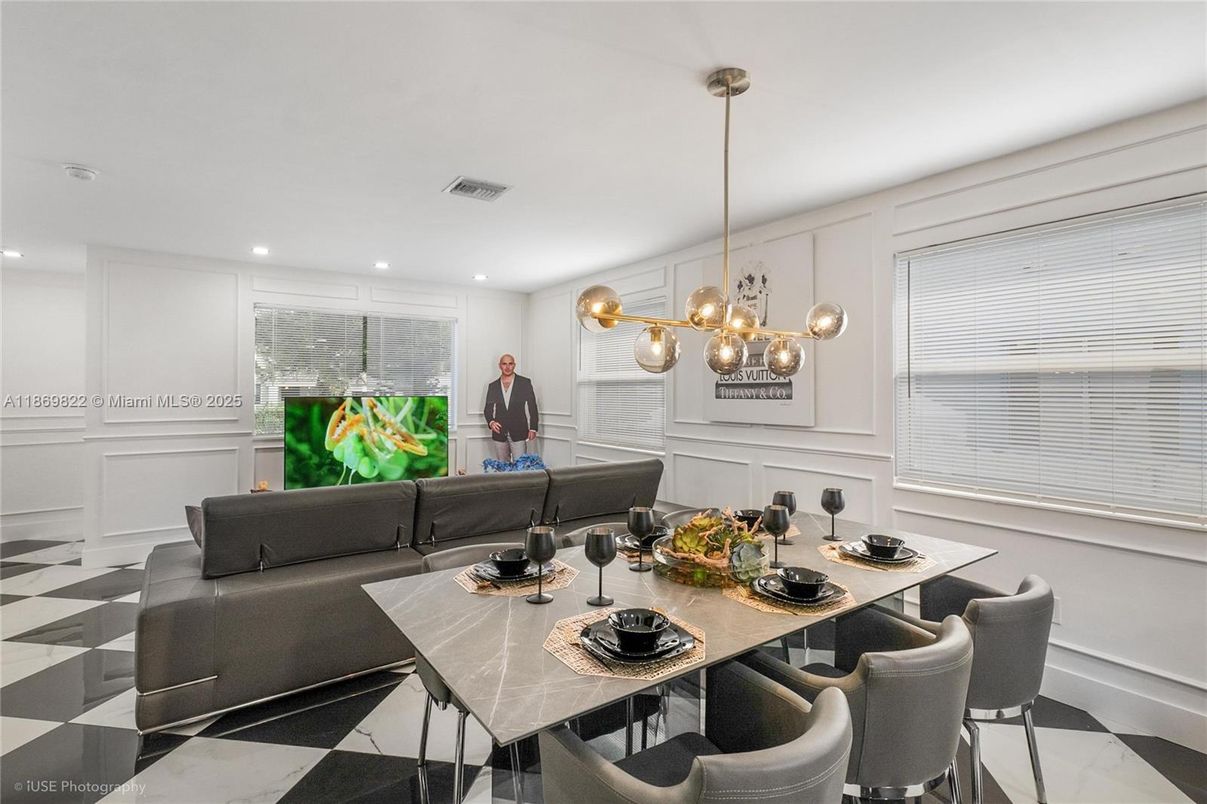 Dining room, Interior, Living room, Pendant Lights, Recessed Lighting