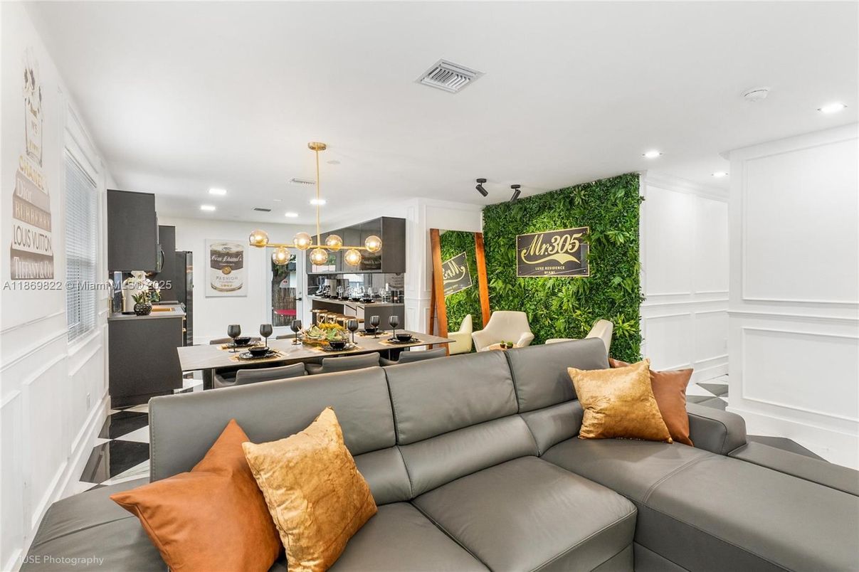 Dining room, Interior, Living room, Pendant Lights, Recessed Lighting