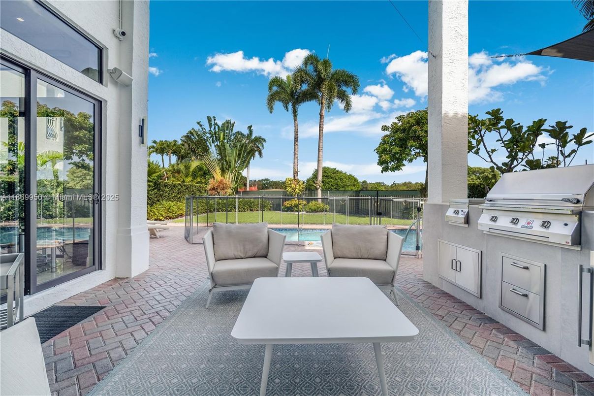 Exterior, Outdoor Kitchen