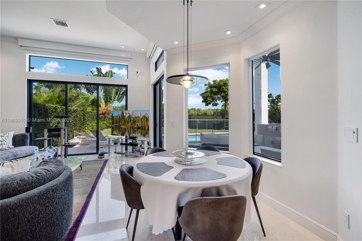 Dining room, Interior, Pendant Lights, Recessed Lighting