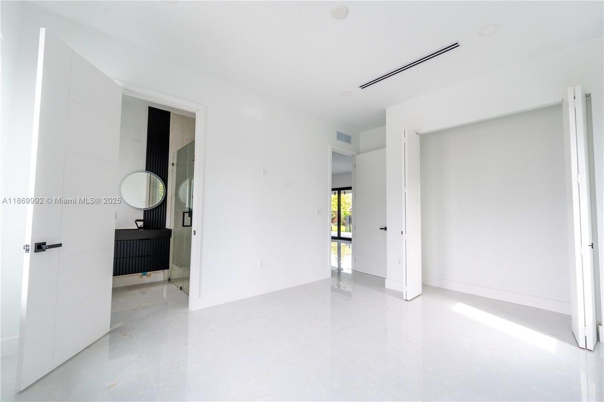 Empty room, Interior