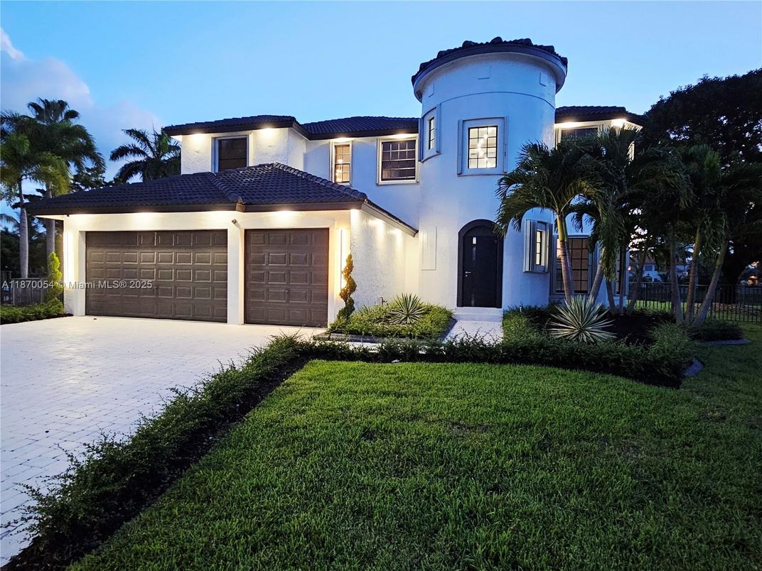 Attached, Exterior, Facade, Mediterranean