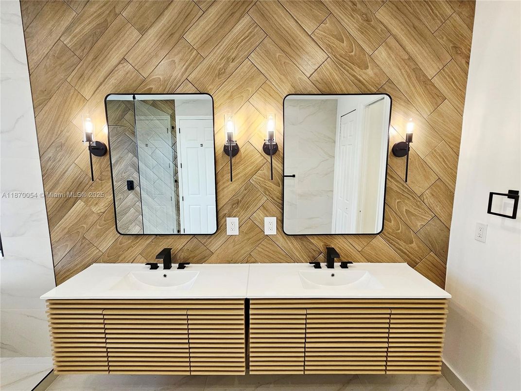 Bathroom, Dual Sink Vanities, Interior