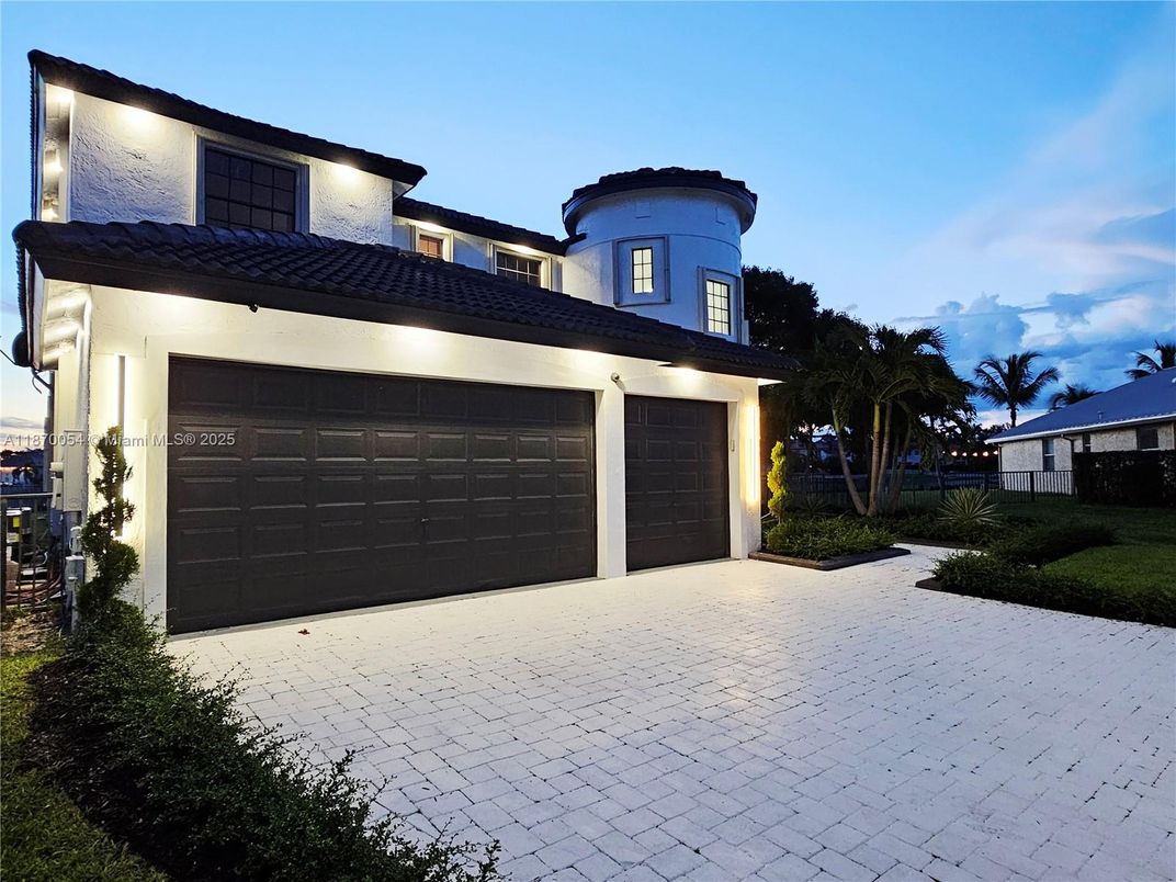 Attached, Exterior, Facade, Modern