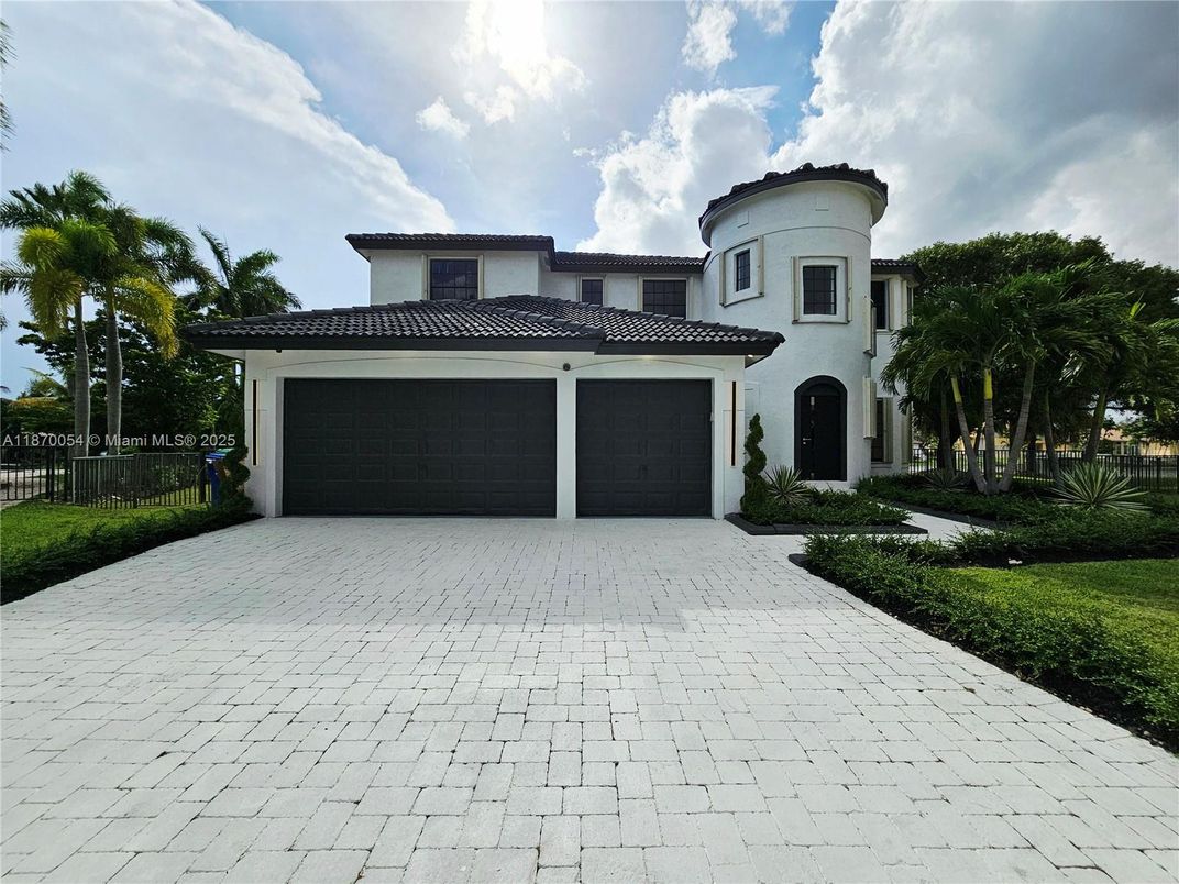 Attached, Exterior, Facade, Mediterranean
