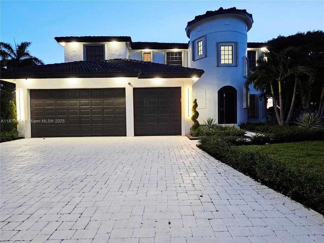 Attached, Exterior, Facade, Mediterranean