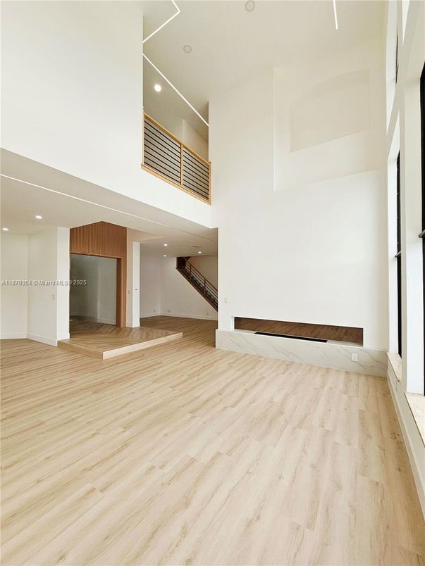 Empty room, Interior, Recessed Lighting, Wood Texture Flooring