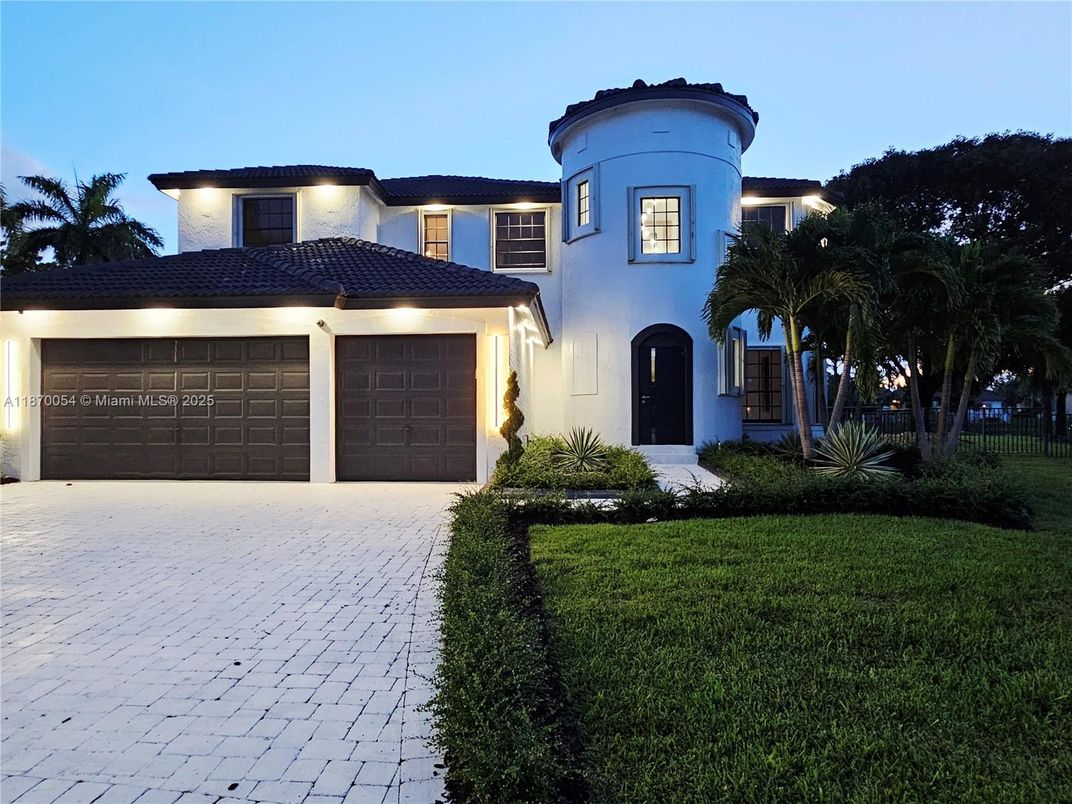 Attached, Exterior, Facade, Mediterranean