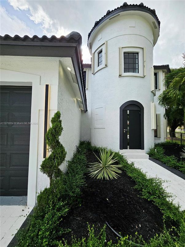Attached, Exterior, Facade, Mediterranean