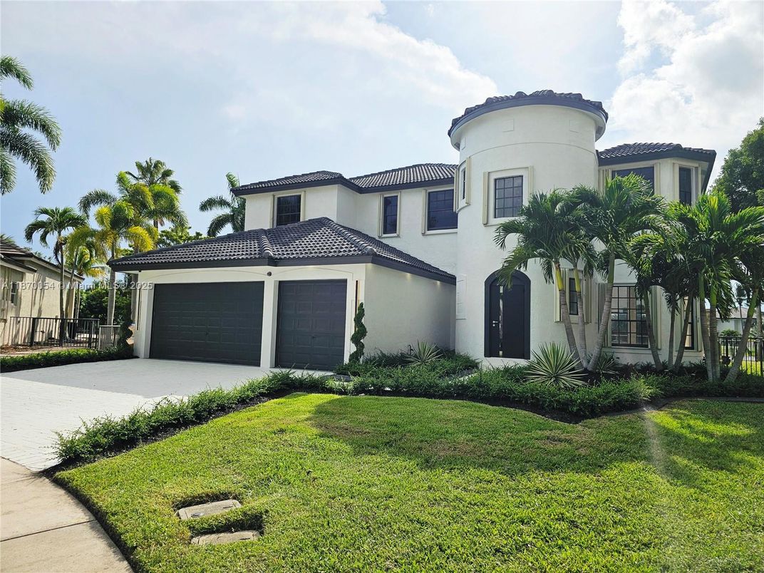 Attached, Exterior, Facade, Mediterranean