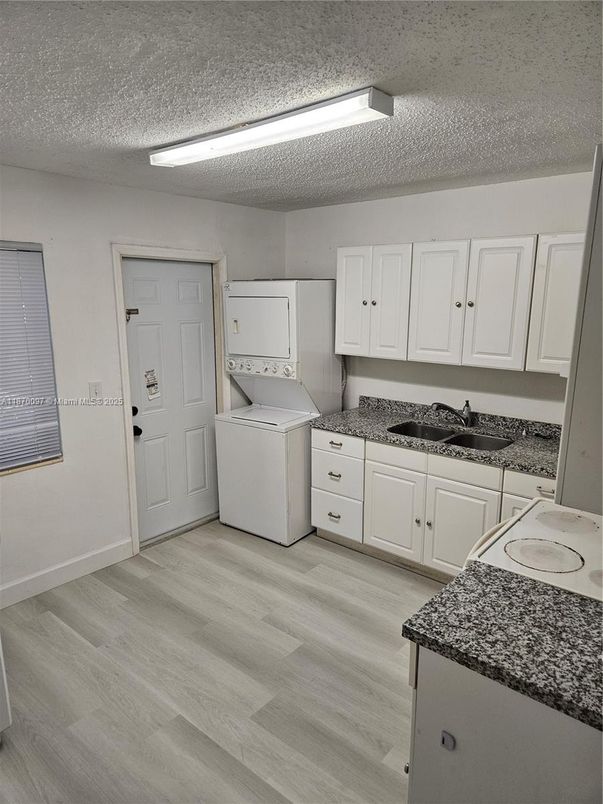 Interior, Washer, Wood Texture Flooring