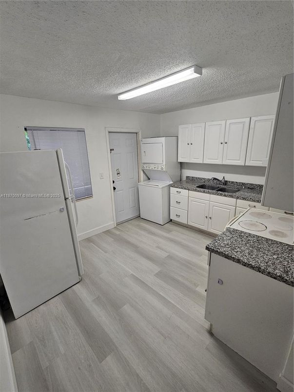 Interior, Kitchen, Washer, Wood Texture Flooring