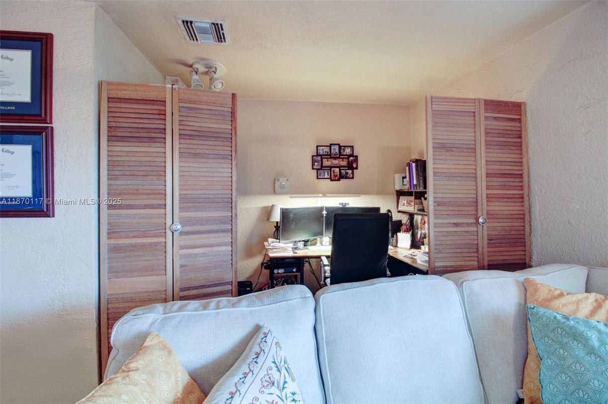 Home Office, Interior
