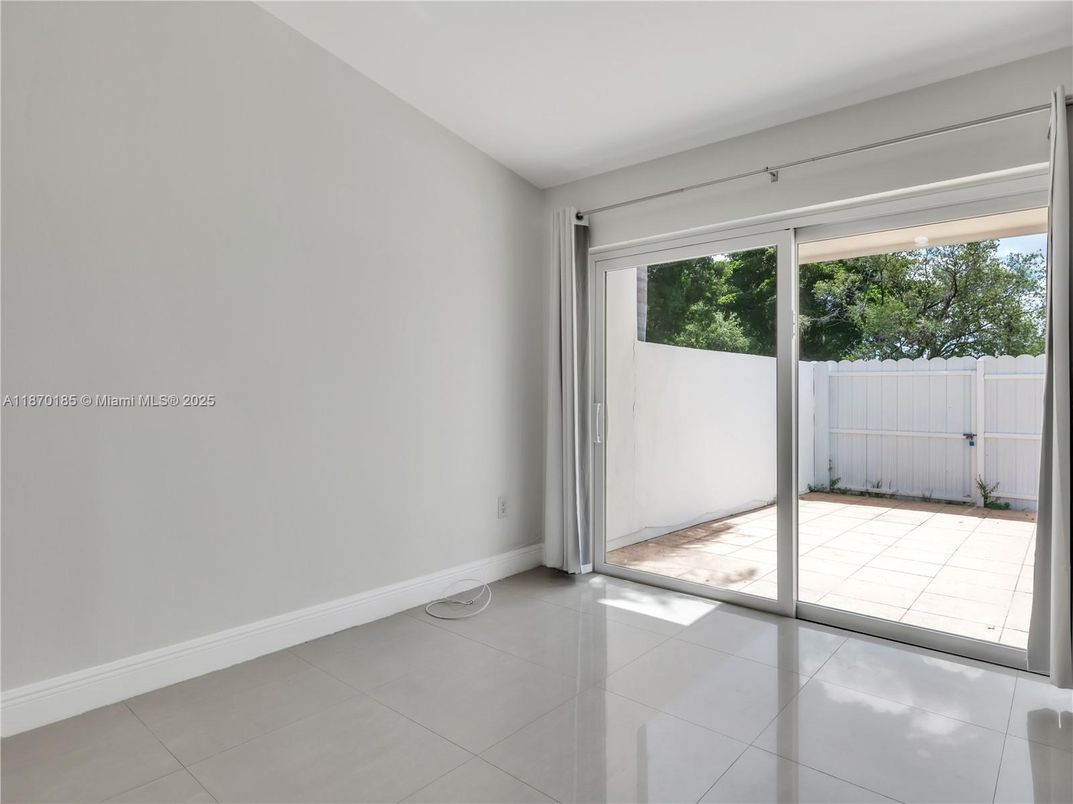 Empty room, Interior