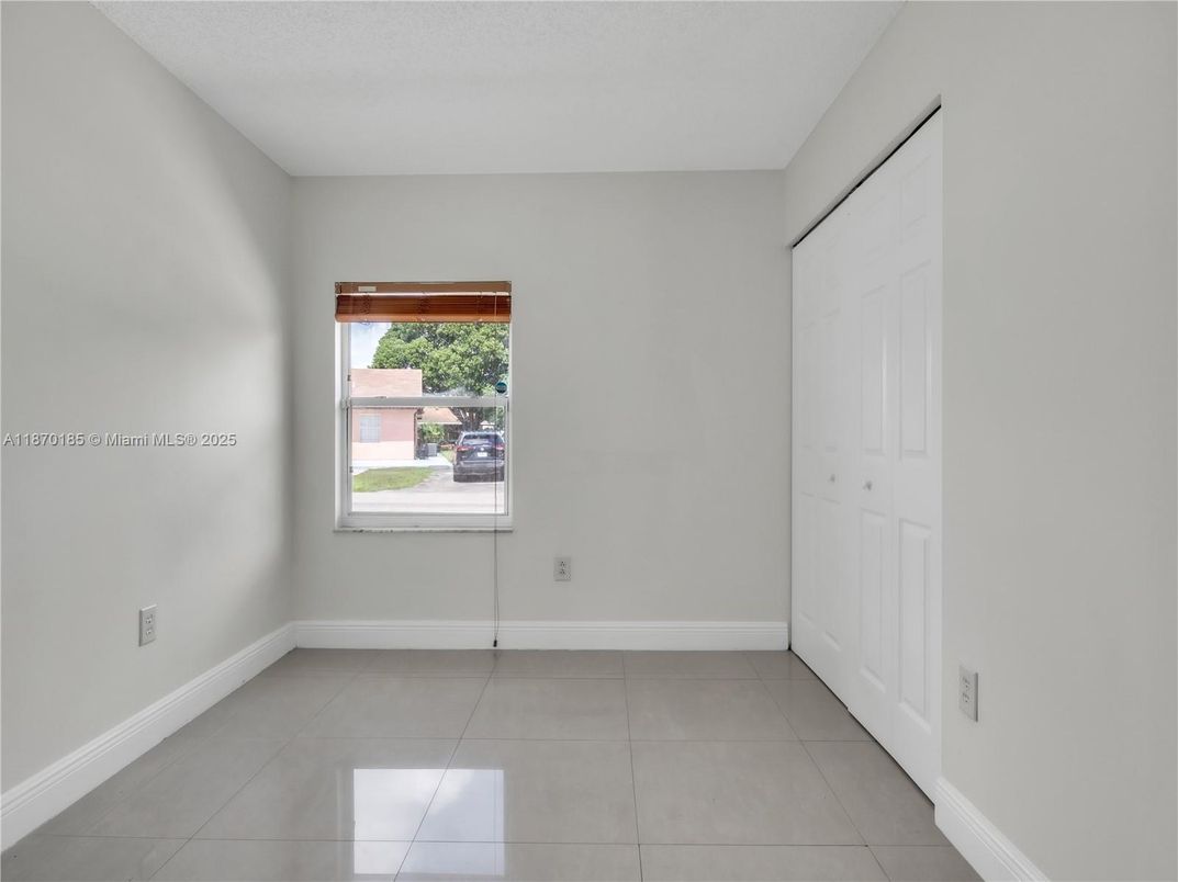 Empty room, Interior