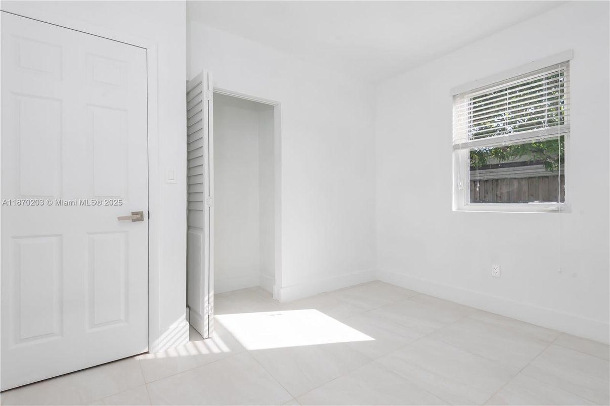 Empty room, Interior