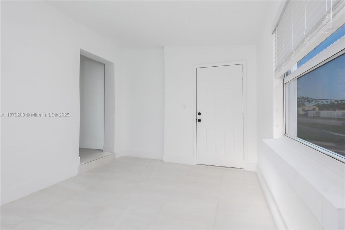 Empty room, Interior